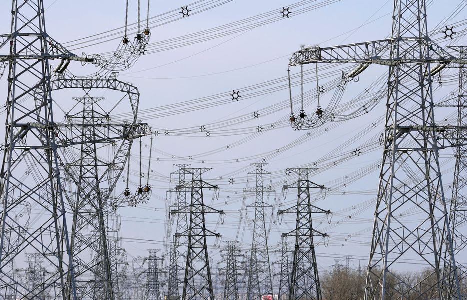圖為北京外圍的高壓電輸送電網。(路透社/達志影像)