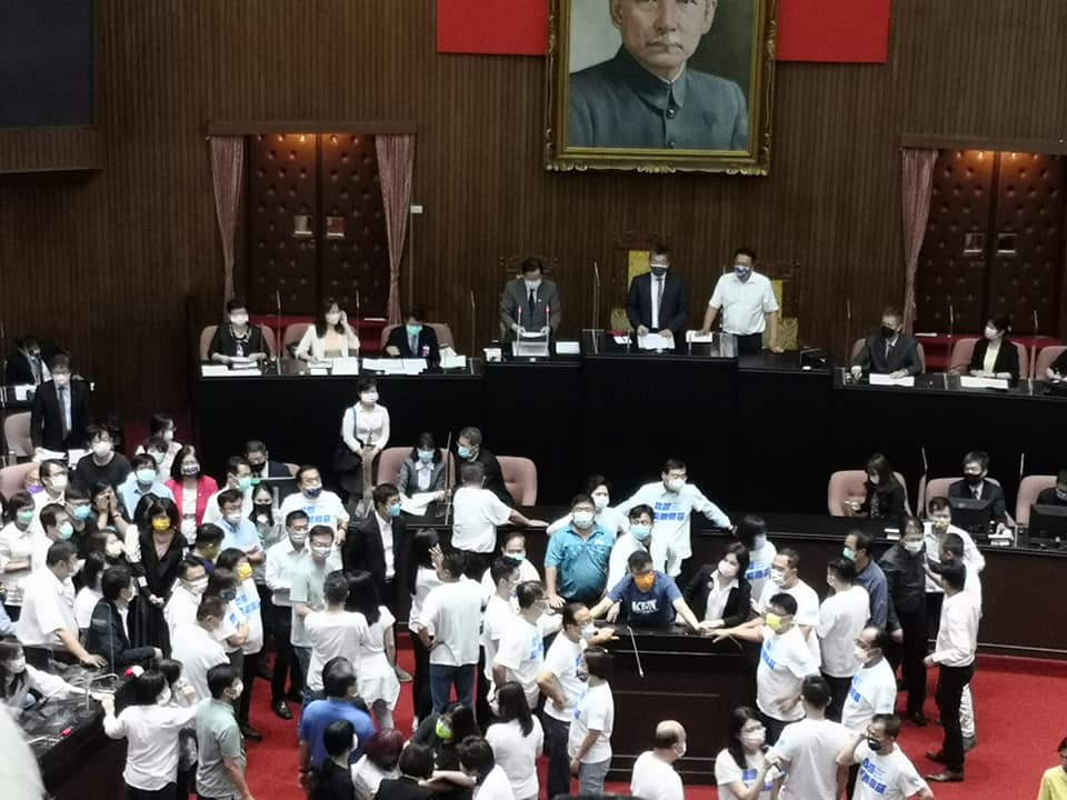 行政院長蘇貞昌今天(28日)再度受邀赴立法院施政報告，但國民黨團仍執意杯葛不讓蘇揆順利上台，朝野爆發數波推擠衝突（劉玉秋攝）