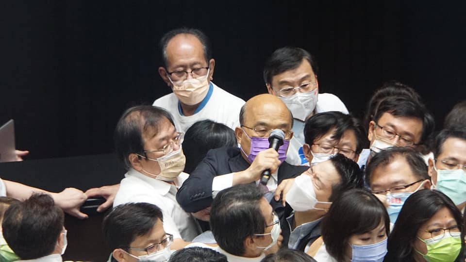 行政院長蘇貞昌今天(28日)再度受邀赴立法院施政報告，但國民黨團仍執意杯葛不讓蘇揆順利上台，朝野爆發數波推擠衝突。（劉玉秋攝）