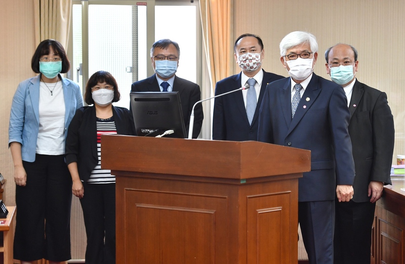 中選會委員被提名人主委李進勇（右2）、副主委陳朝建（右）及委員許惠峰（右3）、陳恩民（左3）、王韻茹（左）及許雅芬（左2）等一行，29日赴立法院內政委員會為同意案接受答詢。中央社記者王飛華攝  110年9月29日 (圖：中央社)