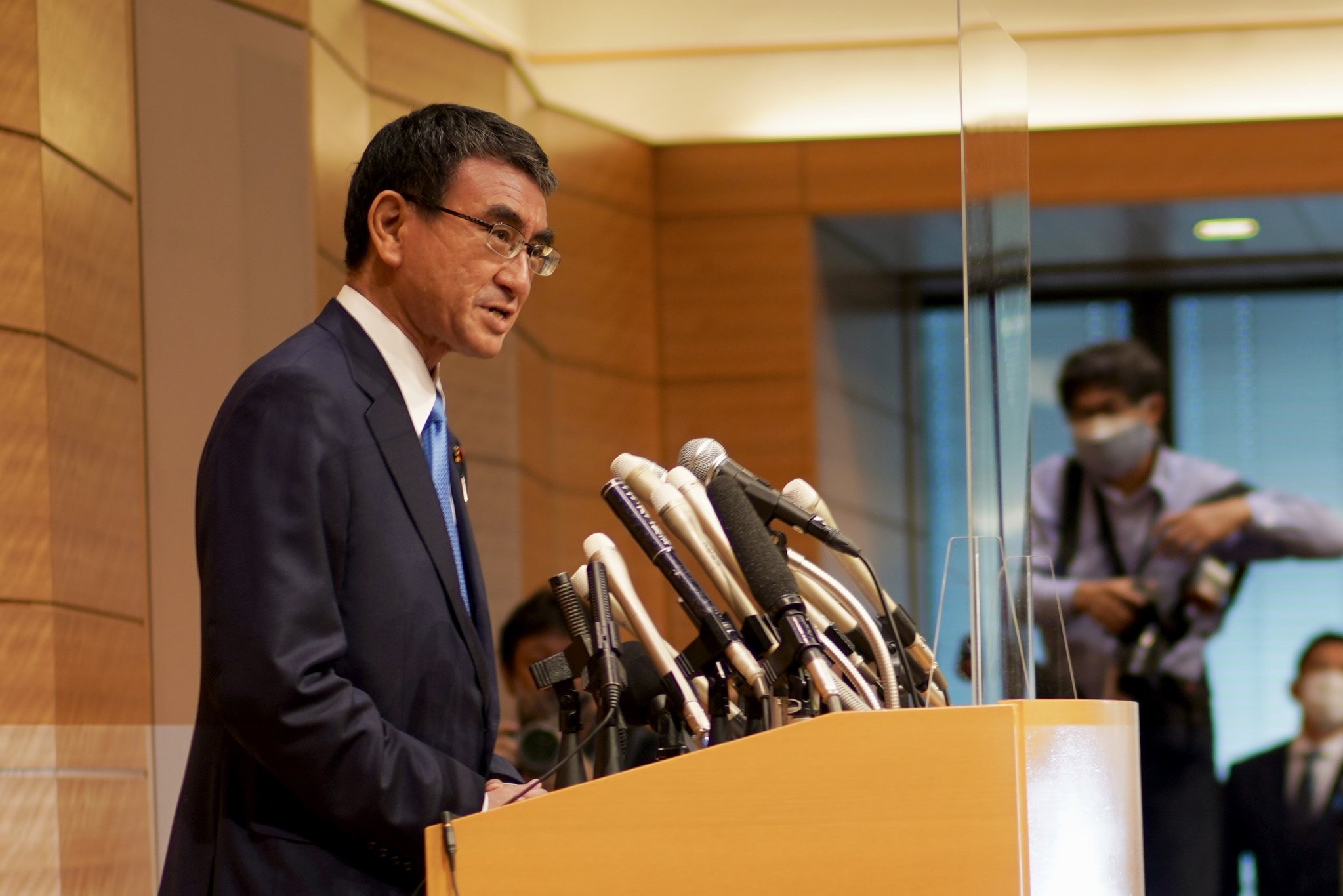 日本執政黨自由民主黨廣報本部長河野太郎24日指出，有關俄羅斯侵略烏克蘭一事，端視國際社會的應對，難保不會導致台灣有事情。(圖：河野太郎推特)