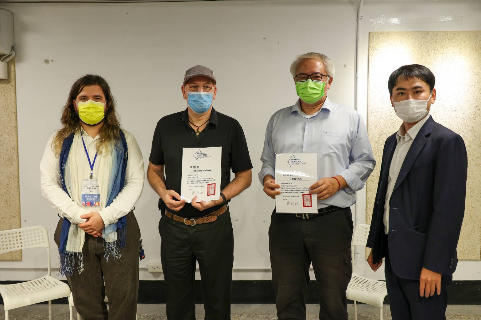 國際橋牌社製作人汪怡昕(右二)認為發展影視工業不是只有砸大錢就能成就的。右二為南非電影紀錄片導演歐陽峰 （Tobie Openshaw）與台灣世代智庫執行長陳冠廷(右一)。圖:台灣世代智庫提供