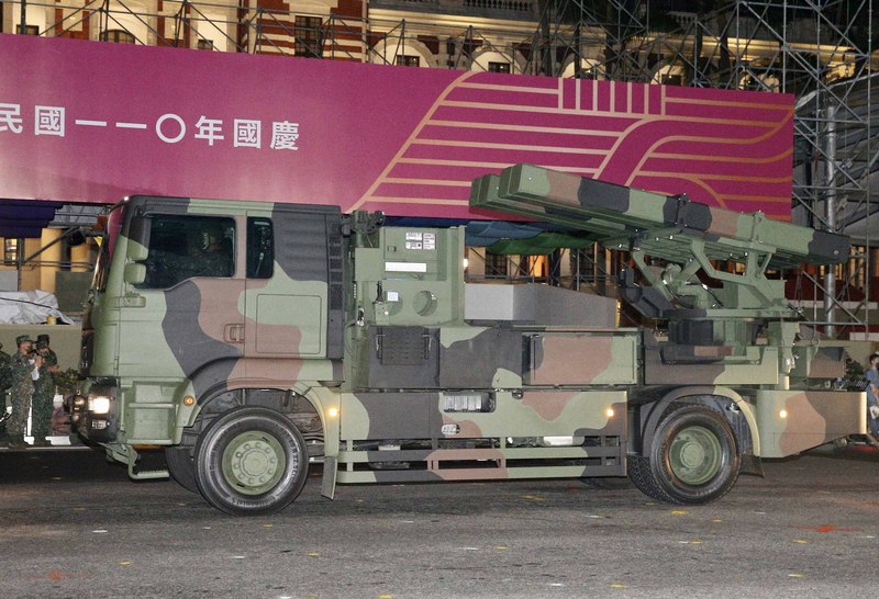 國軍30日凌晨在總統府前舉行地面兵力預演，陸軍新購的「陸射劍二」飛彈車首次在國人面前亮相。 (圖：中央社)