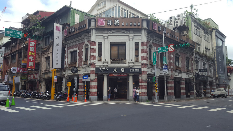 日本自民黨新任總裁岸田文雄將被指名為首相，他的曾祖父岸田幾太郎曾在基隆經營吳服店及餐飲店，其中吳服店現址1樓為烘焙坊，2樓則是餐廳，建物保存狀態良好。 (圖：中央社)