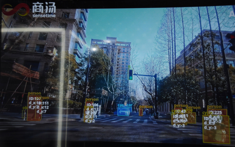 中國的人臉辨識系統向來被質疑對人民的隱私造成威脅。圖為中國某科技公司在2021世界年人工智能大會中展示的辨識系統畫面。 (資料照片：中央社)