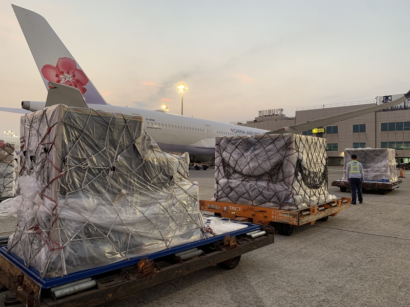 客製化標籤BNT疫苗，1日清晨5時16分再度到貨60多萬劑，以3個溫控櫃裝載運送。(圖：中央社)