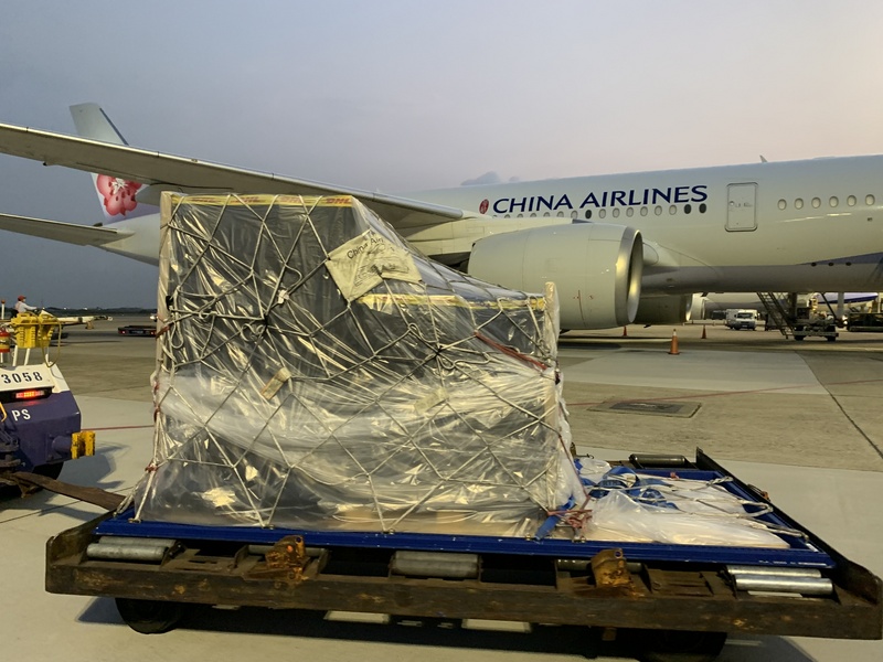 60多萬劑客製化標籤BNT疫苗，由華航班機CI-62以客機載貨方式運送，1日清晨5時16分抵達桃園國際機場。(圖：中央社)