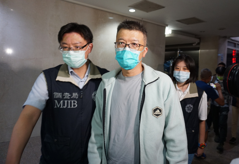 統一投信前基金經理人張繼聖（前右）、孫民承涉嫌在基金操作前以友人帳戶提前下單買股，獲利新台幣8000萬元。台北地檢署1日聲押張、孫等3人。（中央社）