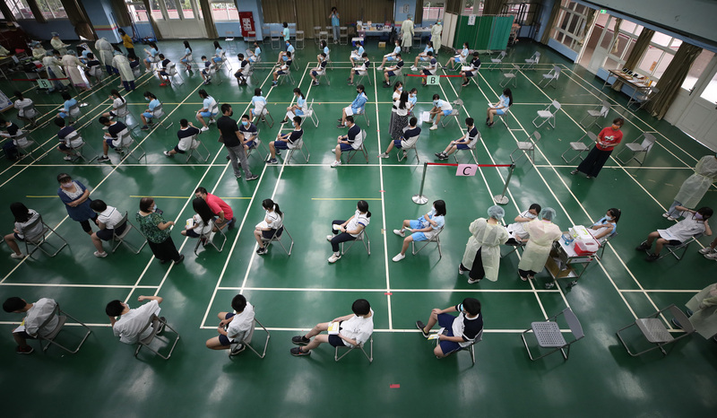 行政院長蘇貞昌表示，希望本月底可達成第一劑接種率7成、第二劑3成的目標。 (圖：中央社)
