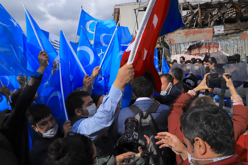 上千名維吾爾人10月1日在中國駐伊斯坦堡總領事館外示威，控訴「東突厥斯坦遭到占領72週年」。(圖：中央社)