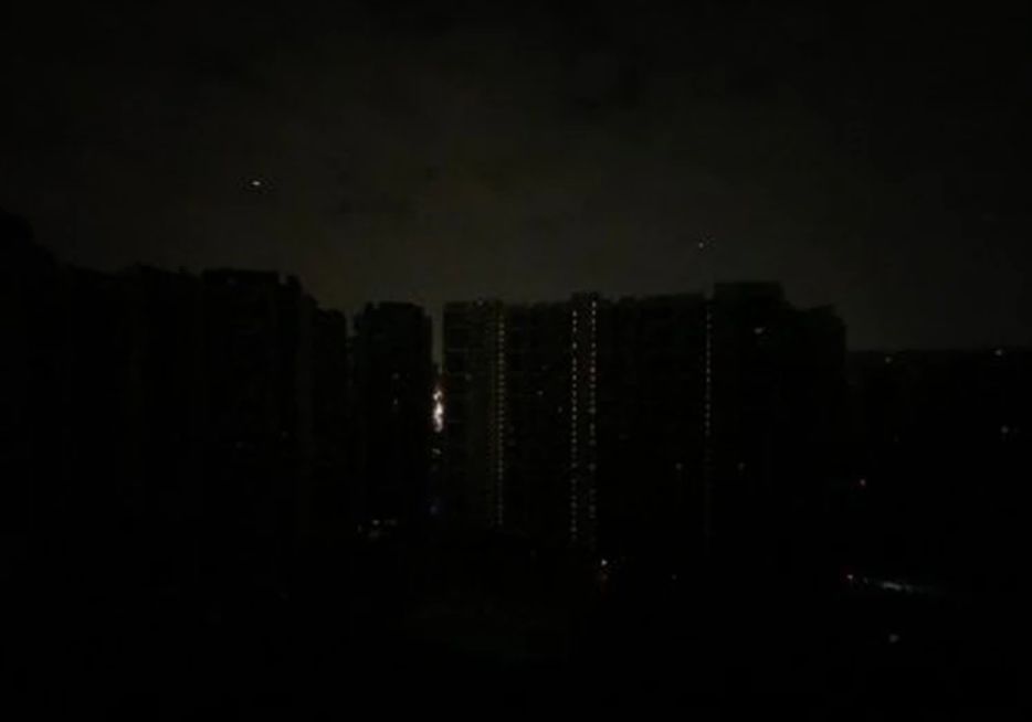 中國近期華南地區多省宣布實施限電措施，不少城市夜晚街道一片漆黑已成日常。圖為21日廣東地區大停電當地夜景。(微博)