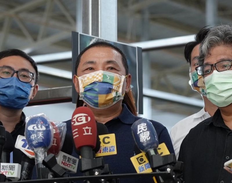 新北市長侯友宜（中）2日談及中央有意鬆綁戶外戴口罩規定時表示，目前全國疫情相對穩定，只要大家能保持憂患意識，把防疫擺在最優先，就可以逐步朝鬆綁方向走，但強調應秉持以防疫優先、鬆綁其次態度。 (圖：中央社)