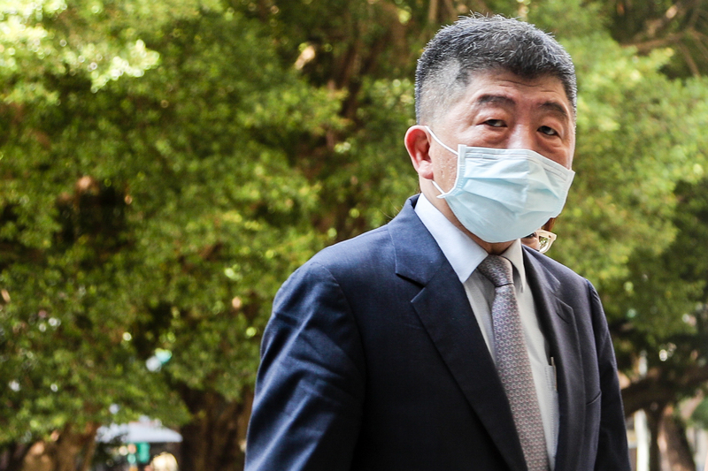 身兼中央流行疫情指揮中心指揮官的衛生福利部長陳時中2日在「2021公共衛生聯合年會」開幕時透露，曾在今年3、4月一度準備開放邊境，孰料5月就爆發本土疫情。 (圖：中央社)