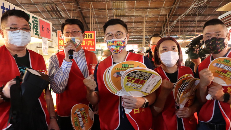 國民黨主席江啟臣（中）、立委陳玉珍（右2）、台南市議員謝龍介（左2）等人2日在台中大肚區市場掃街，呼籲當地鄉親23日踴躍出來投票，罷免台灣基進立委陳柏惟。 (圖：中央社)