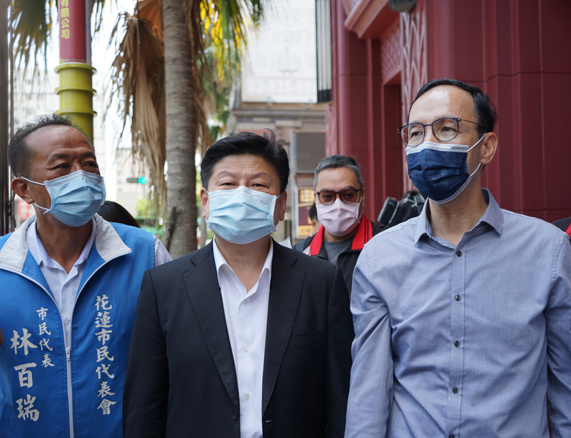 國民黨主席當選人朱立倫（右）2日中午至花蓮進行謝票之旅，對於外界關注黨務人事規畫；朱立倫表示，待5日正式就任後就會公布一級主管名單。(圖：中央社)