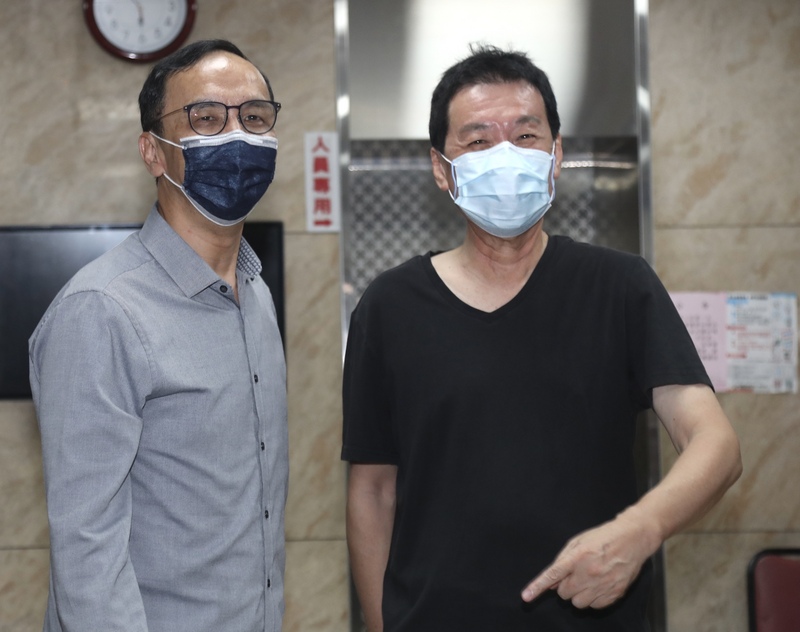 國民黨黨主席當選人朱立倫（左）2日與國民黨立法院黨團幹部餐敘，黨團總召費鴻泰（右）特地下樓迎接。 (圖：中央社)