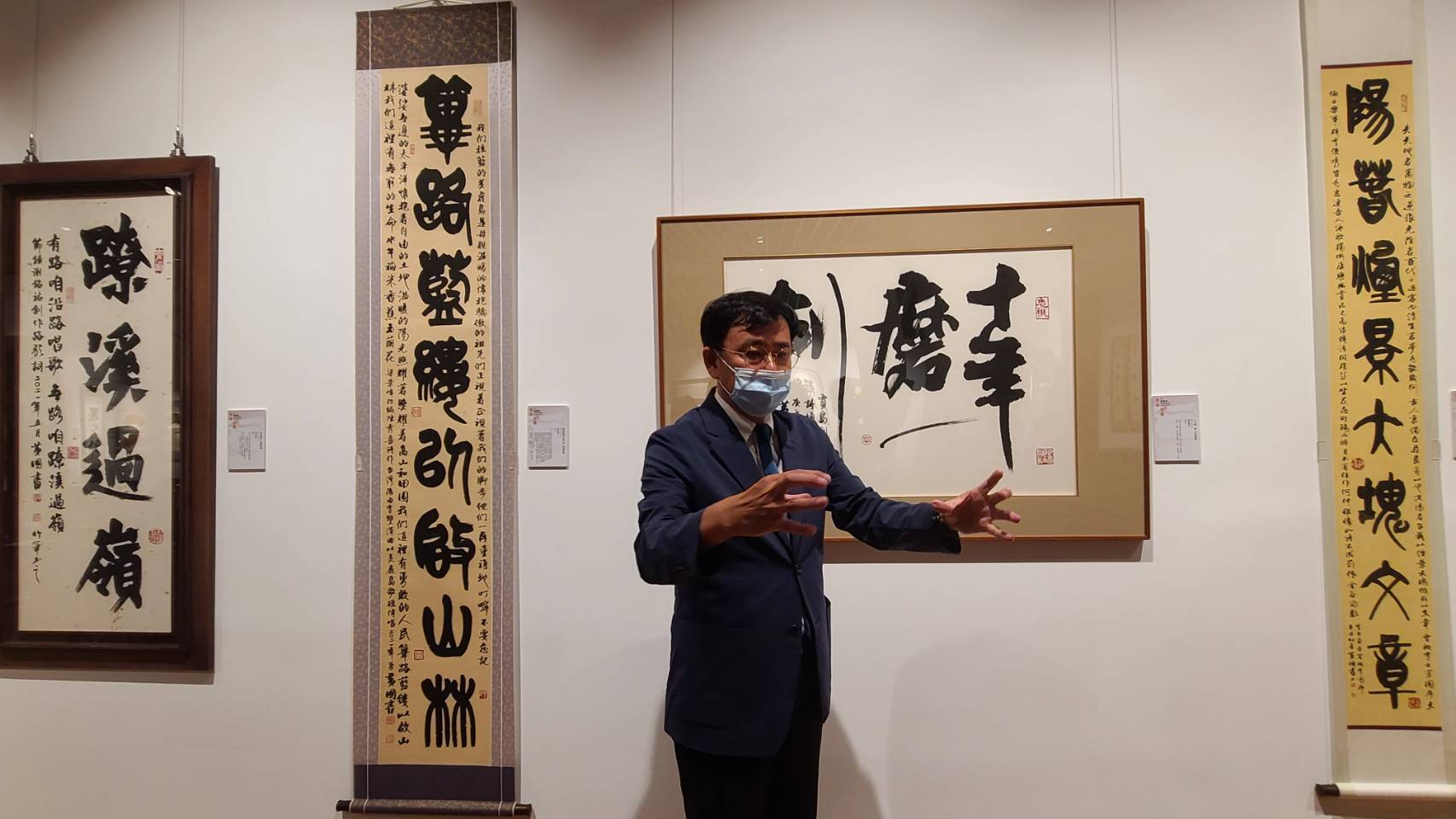 立委黃國書於台北國父紀念館「蹽溪過嶺」書法創作展，展示行書、楷書、篆書、草書、魏碑體等不同字體創作。(江昭倫攝)