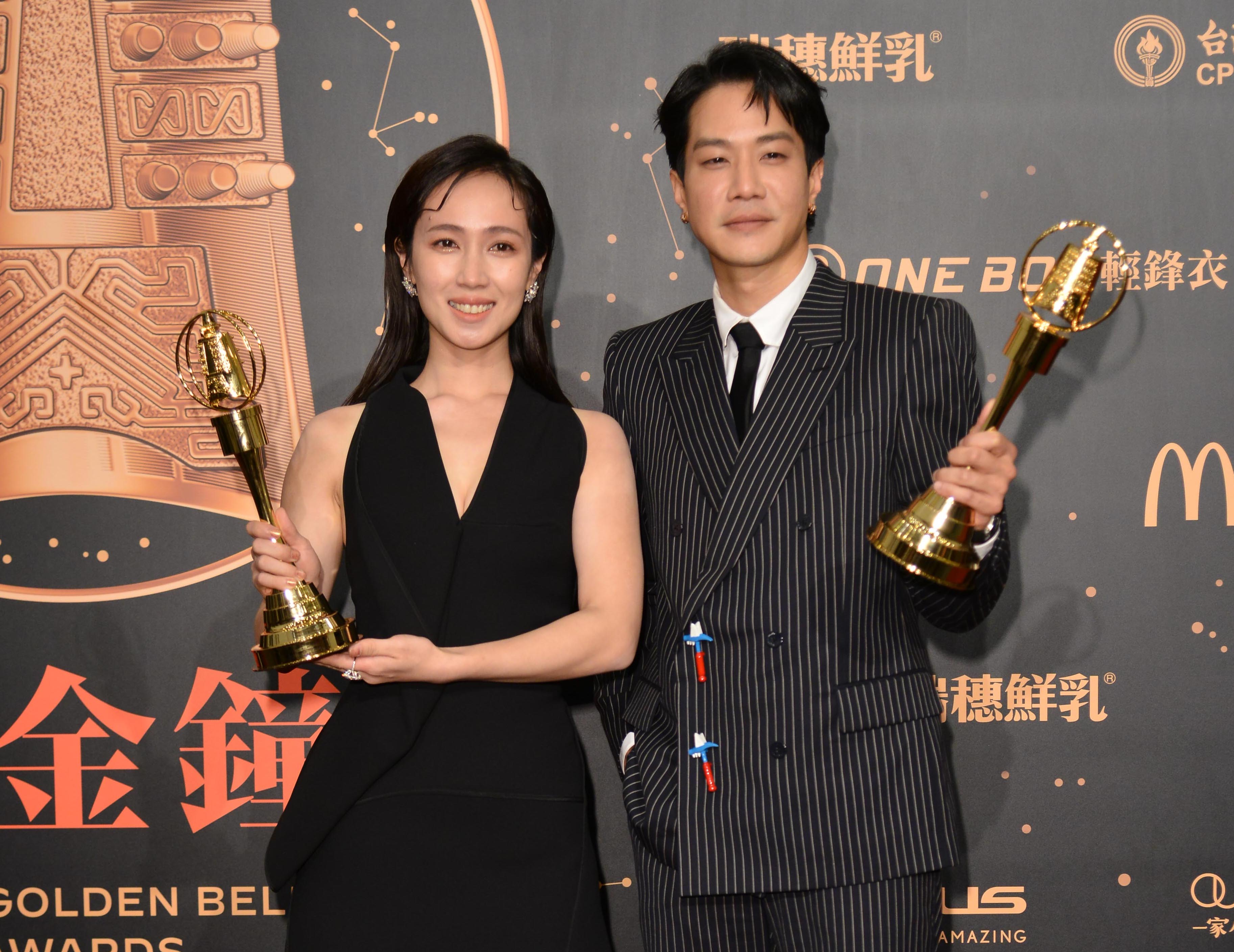56屆電視金鐘獎，薛仕凌(右)憑「做工的人」抱回男配角殊榮；小薰(黃瀞怡)(左)則以「大債時代」拿下女配角。（三立電視提供）