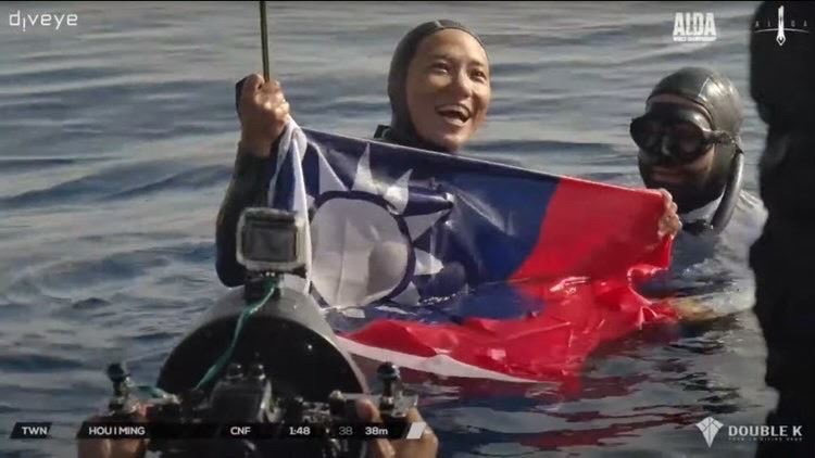 台灣選手侯一明在比賽中秀出國旗。 （圖／翻攝自AIDA直播）