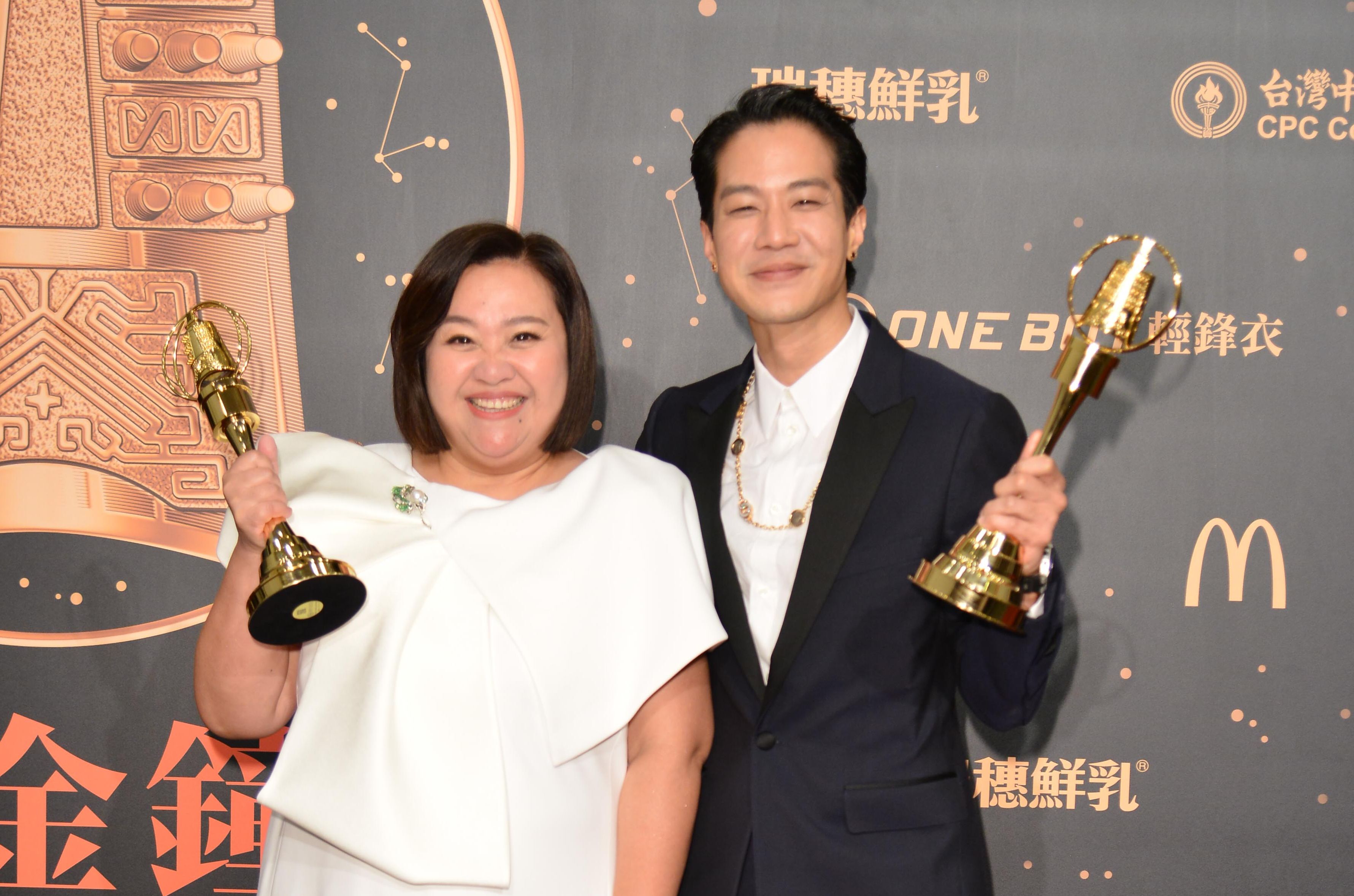 第56屆電視金鐘獎2日晚間在台北盛大舉行頒獎典禮，本屆新科視帝、視后分別由薛仕凌（右）、鍾欣凌（左）拿下，兩人開心高舉獎座合影。（三立電視提供）