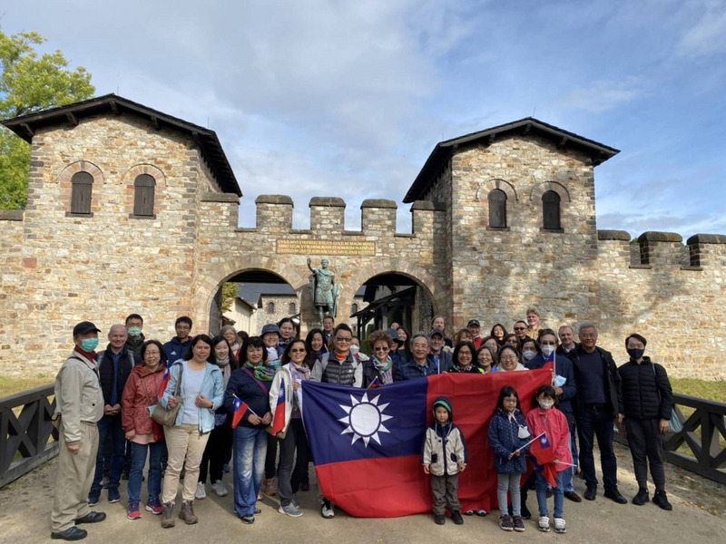 駐德國台北代表處法蘭克福辦事處與當地僑胞2日舉辦健行活動，慶祝國慶。（駐法蘭克福辦事處提供） (圖：中央社)