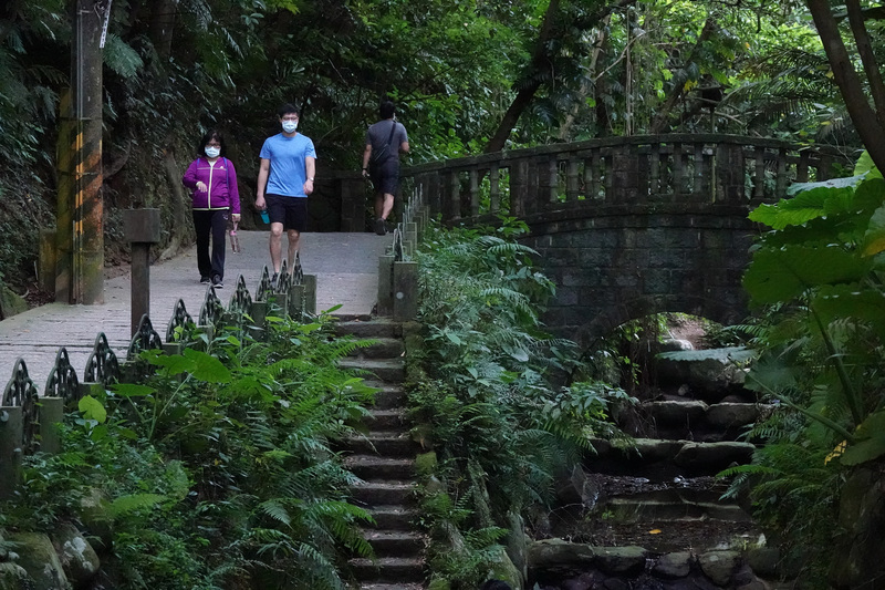 圖為民眾戴口罩登山。 (圖：中央社)