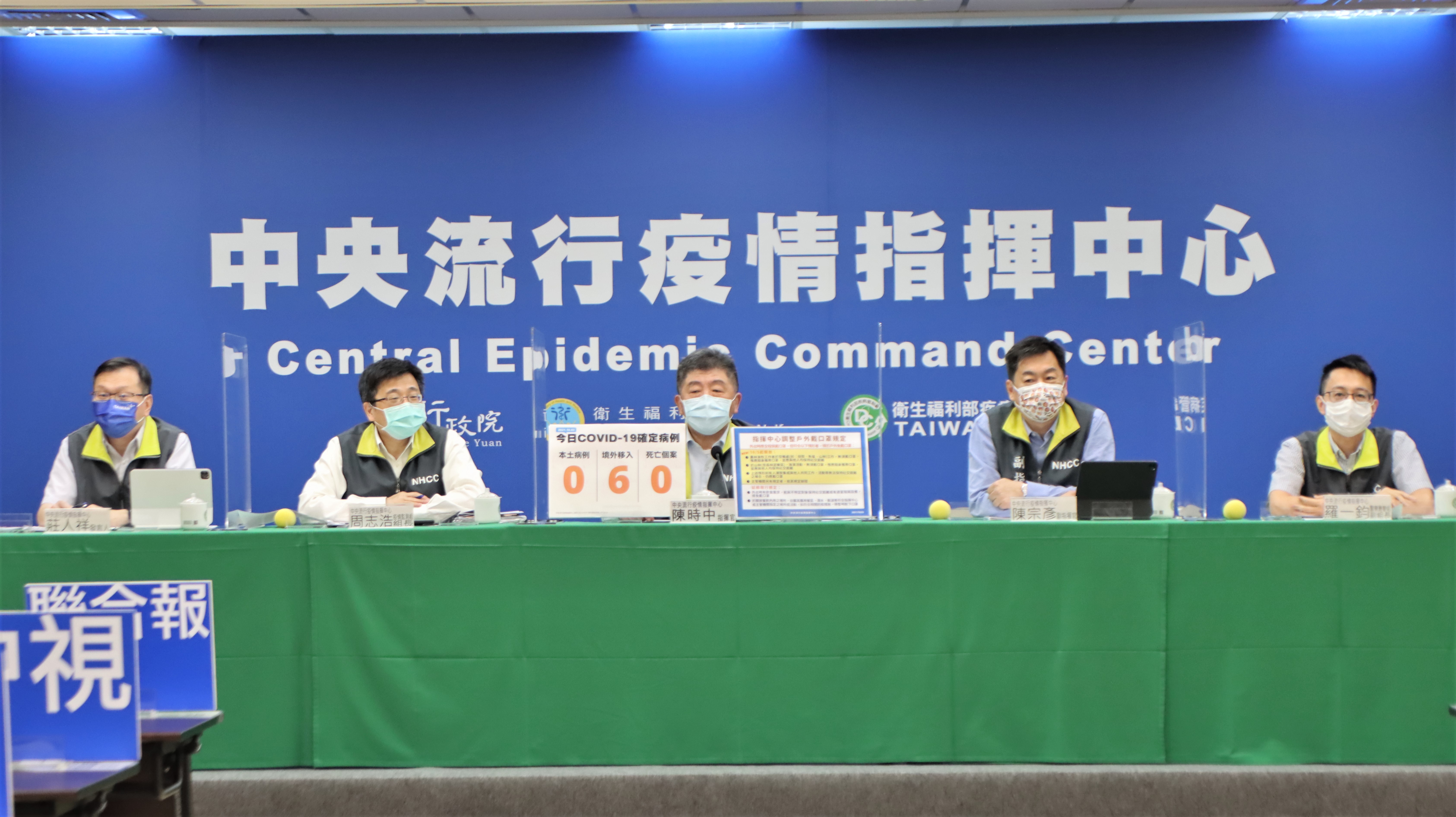 對於導演曹瑞原希望邀衛福部團隊拍片，陳時中(中)3日表示，同仁一致推薦高顏值的羅一鈞(右)。(指揮中心提供)