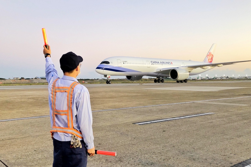 客製化標籤輝瑞BNT疫苗再度到貨約20萬劑，4日上午由華航CI-62班機，自德國法蘭克福機場運抵台灣桃園國際機場。 (圖：中央社)