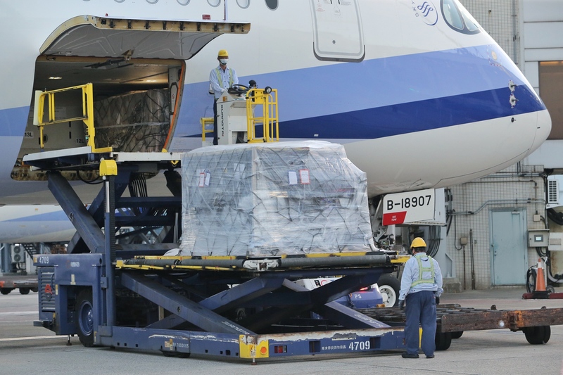 客製化標籤BNT疫苗再度到貨約20萬劑，由中華航空公司CI-62班機以客機載貨方式運送，從德國法蘭克福機場起飛，4日清晨5時36分抵達桃園國際機場。 (圖：中央社)