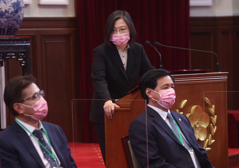 總統蔡英文（後中）4日上午在總統府接見社團法人中華民國牙醫師公會全國聯合會重要代表，感謝牙醫師在疫情期間承擔染疫高風險，在第一線守護民眾的口腔健康。 (圖：中央社)