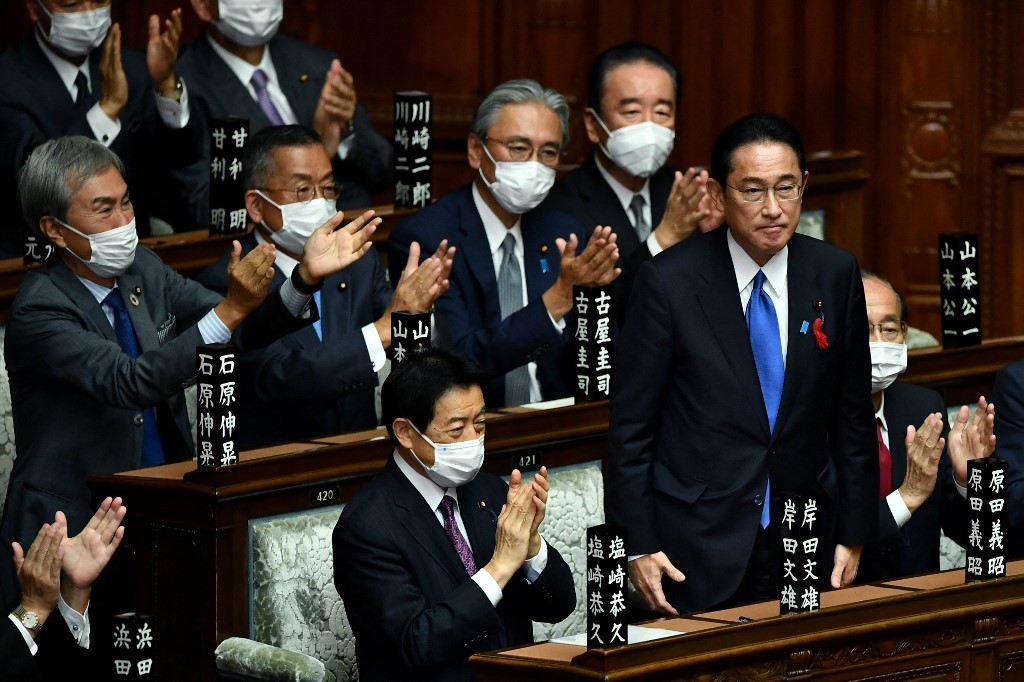 日本國會眾參兩院通過，岸田文雄(站立者)任第100任首相，台灣與日本關係也即將進入另一個新階段。 (AFP)