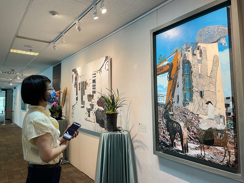 雙十國慶將至，駐新加坡代表處今年舉辦當代藝術展，展出19幅台灣藝術家畫作。 (圖：中央社)