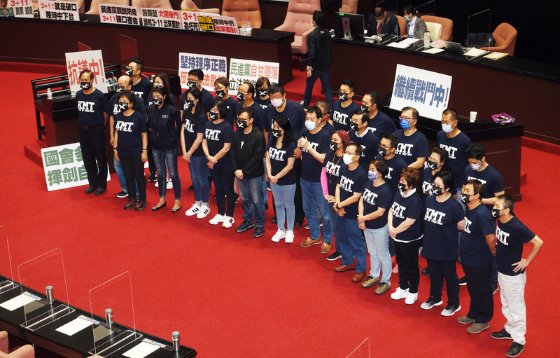 國民黨本次立委提名共提了16位40歲以下的年輕人，除打年輕牌之外，也要力拼國會能單獨過半，圖為國民黨立法院黨團成員在總質詢時表達訴求。 (圖：中央社)