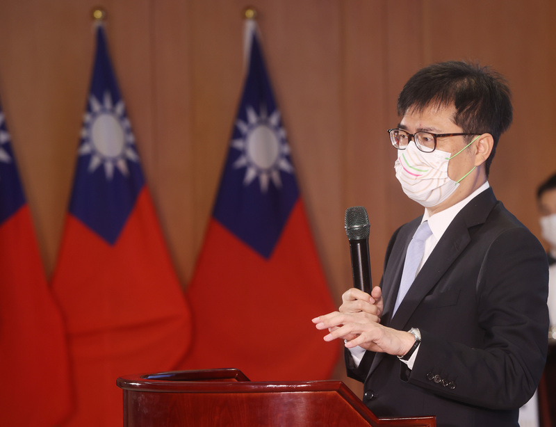 國慶籌備委員會5日上午在立法院舉行記者會，高雄市長陳其邁說明國慶焰火在高雄港區施放。 (圖：中央社)