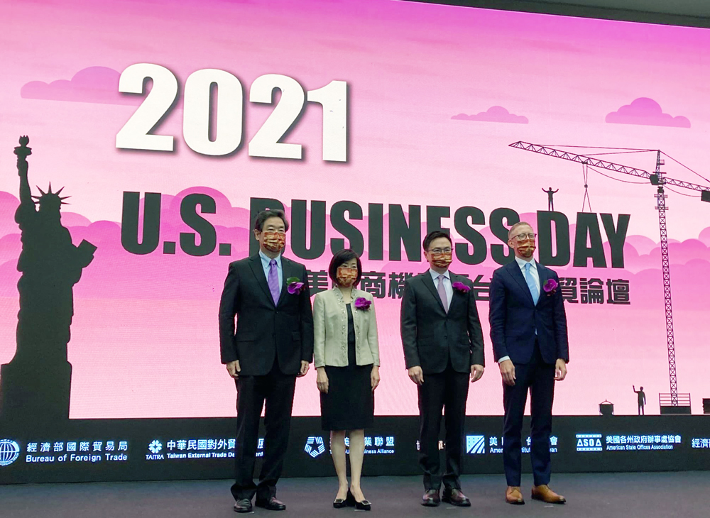 台美共同舉辦的第10屆美國商機日今天(5日)登場，外貿協位董事長黃志芳(右二)強調，美國政府提高本土製造決心明確，誰當總統都一樣，要搶食美國市場大餅的台商，勢必得考慮東進美國。(謝佳興 攝)