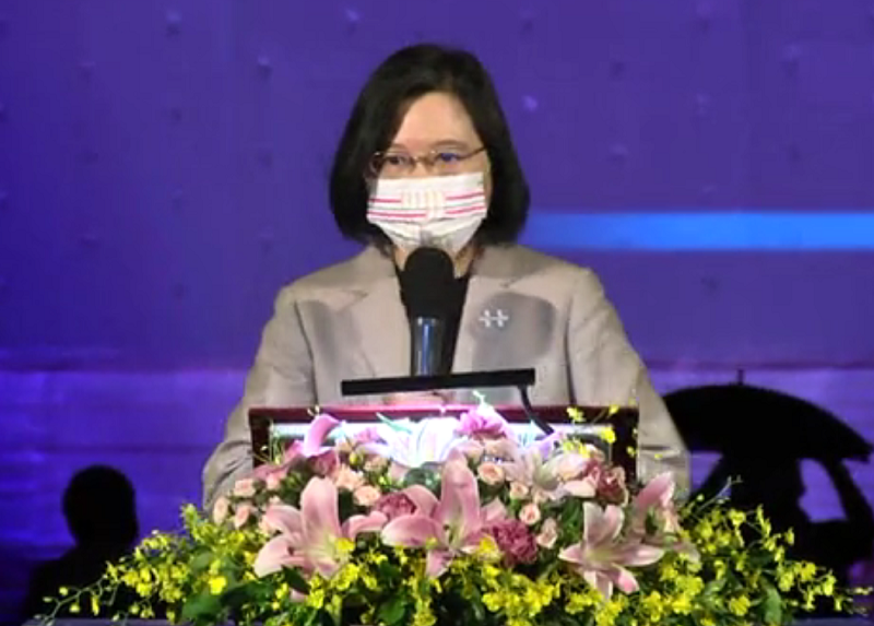 蔡英文總統5日晚上出席國慶光雕展演點燈儀式指出，今年主題「百年追求 世界台灣」致敬所有為台灣文化扎根的前輩。(圖擷自蔡英文總統臉書)