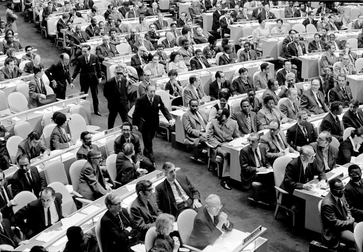 1971年10月25日，中華民國代表團駐聯合國大使劉鍇(前一)、外交部政次楊西崑(前二)等，在對阿爾巴尼亞提案的2758號決議案進行表決前離開聯合國大會堂。圖：取材自聯合國網站