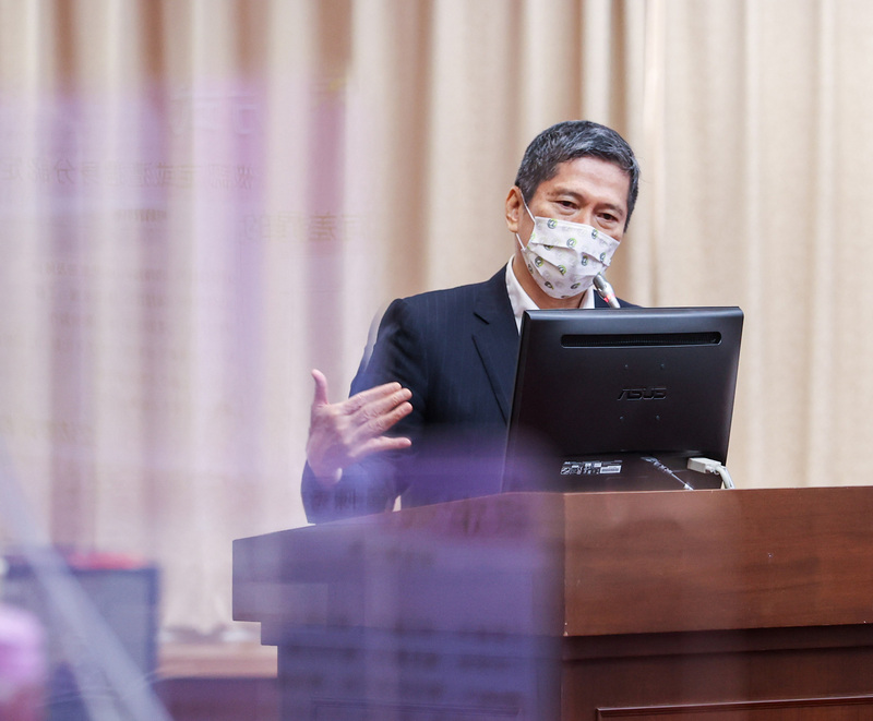 立法院財政等6委員會6日聯席審議「中央政府嚴重特殊傳染性肺炎防治及紓困振興特別預算第4次追加預算案」，文化部長李永得列席備詢。 (圖：中央社)