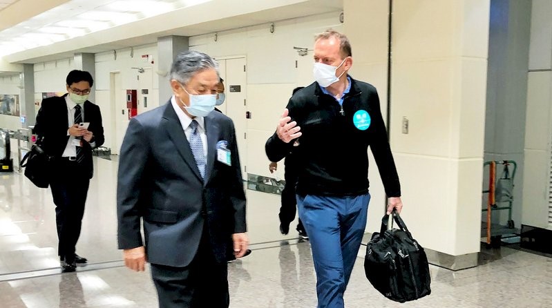 前澳洲總理艾波特（Tony Abbott）（前右）5日下午搭機來台，他將出席玉山論壇。 (圖：中央社)