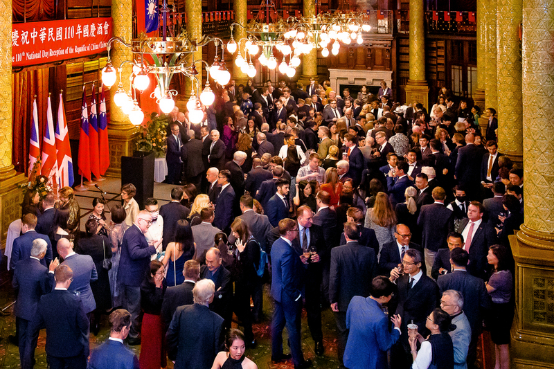 駐英國代表處5日舉行國慶酒會，賓客超過300人，氣氛熱絡。（駐英國代表處提供） (圖：中央社)