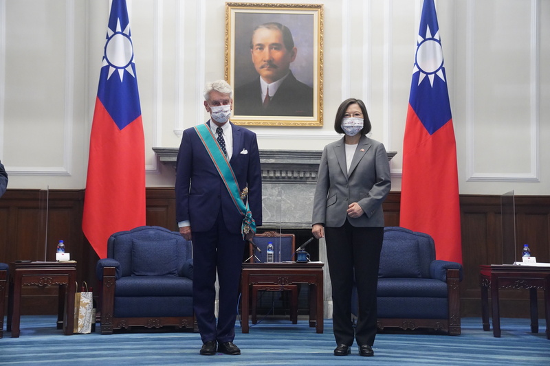 總統蔡英文（右）7日在總統府頒授法國參議院友台小組主席李察（Alain Richard）（左）「特種大綬卿雲勳章」，以表彰他對台法關係友好的貢獻。 (圖：中央社)