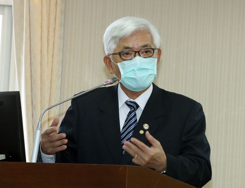 立法院內政委員會7日審查公投不在籍投票法草案，中選會主委李進勇（圖）在報告時指出，若相關法律經立院審議通過，並完成立法程序，中選會尚須研訂相關實施辦法、作業補充規定及配套措施等，尚未能於12月18日舉行的全國性公投適用。 (圖：中央社)