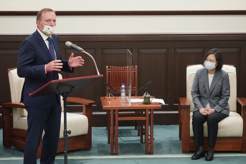 澳洲前總理艾伯特（Tony Abbott）（左）多次公開力挺台灣，總統蔡英文（右）7日在總統府接見艾伯特時表示，期待他這次來台在玉山論壇的演說。 (圖：中央社)