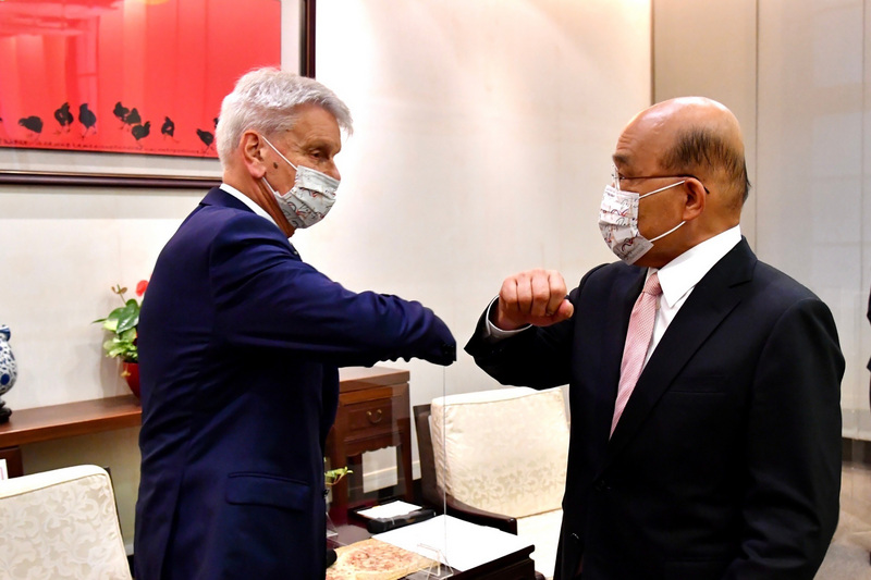 行政院長蘇貞昌(右)7日下午接見法國參議院友台小組主席李察(左)等人。(行政院提供)