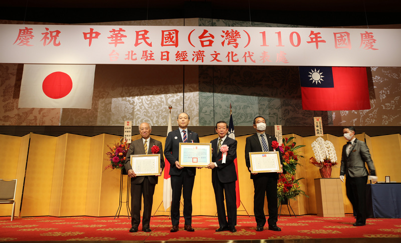 駐日代表謝長廷7日在國慶活動表示，1920年代很多日本技師、專家參與台灣建設，包括建設嘉南大圳的技師八田與一、台中白冷圳之父磯田謙雄及蓬萊米之父磯永吉等。謝長廷頒感謝狀給這些日本人的子孫。 (圖：中央社)