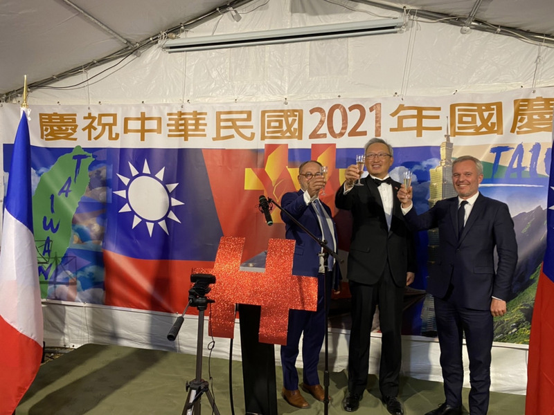 駐法代表處6日晚間舉辦110年雙十國慶貴賓場，邀請法國政要、學者、藝術家等共襄盛舉。駐法代表吳志中（中）、國民議會友台小組主席戴扈傑（右）與參議院友台小組副主席葛利歐（左）致詞後舉杯祝賀國慶。 (圖：中央社)