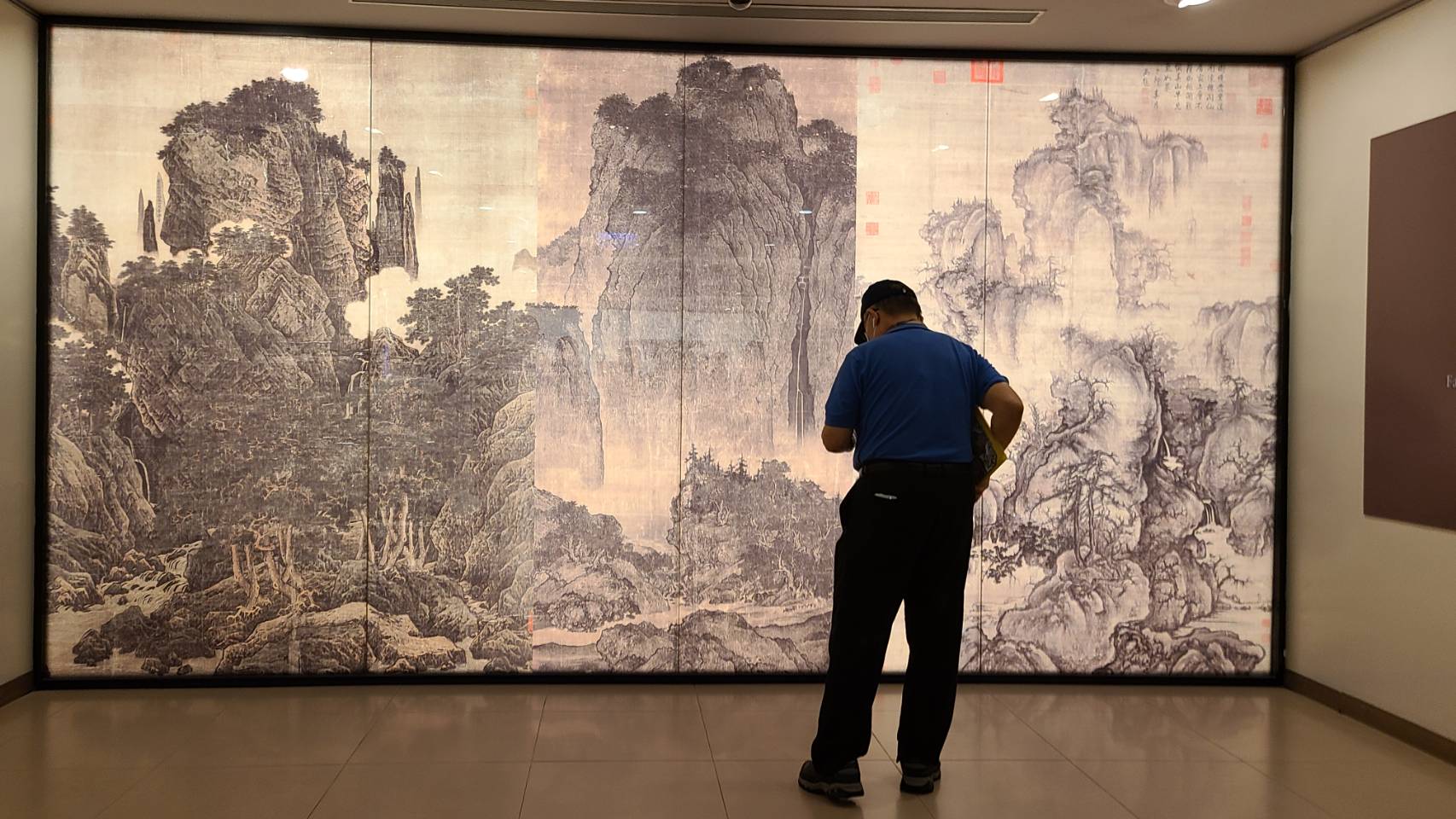 主圖：故宮北院推出「鎮院國寶－范寬・郭熙・李唐」重磅特展，展出北宋三大家范寬〈谿山行旅〉、郭熙〈早春圖〉與李唐〈萬壑松風〉三幅北宋巨幅山水畫真跡，同時也透過燈箱和8K畫質影片等形式，讓觀眾看清楚畫中細節。(江昭倫攝)