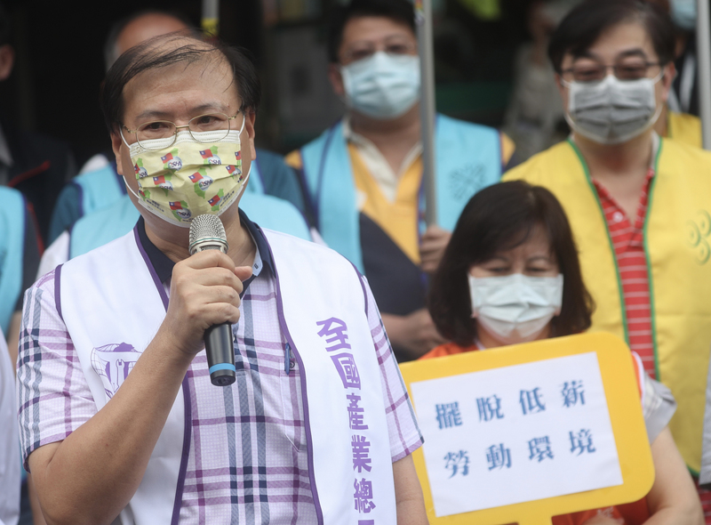 全國產業總工會理事長江健興(前左)。(資料照／中央社)