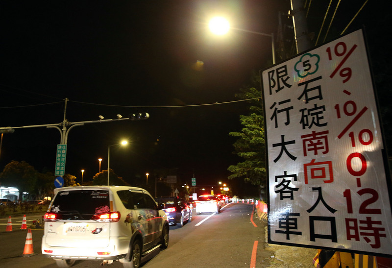 10日是國慶連假收假日，塞車時間未如預期，高公局提早結束國5高乘載管制。(資料照/圖：中央社)