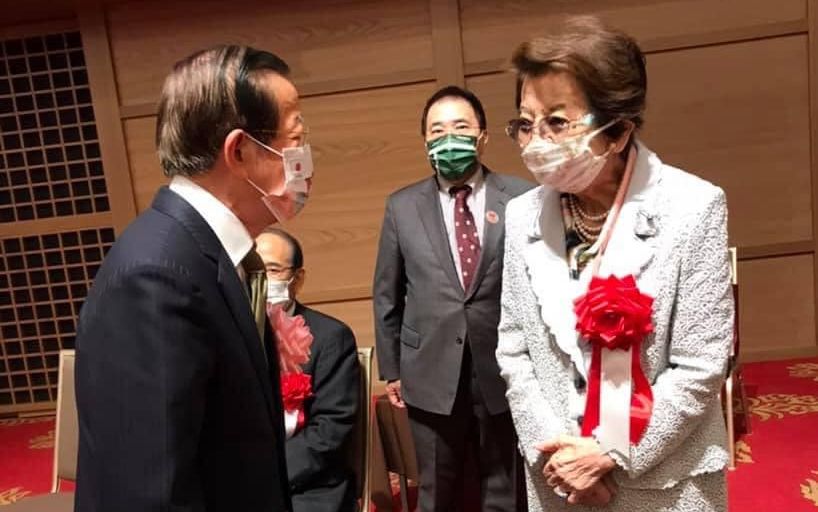 日前首相安倍晉三93歲高堂安倍洋子(右)，今年已是連續第四年參與駐日代表處國慶活動。（圖：謝長廷臉書）